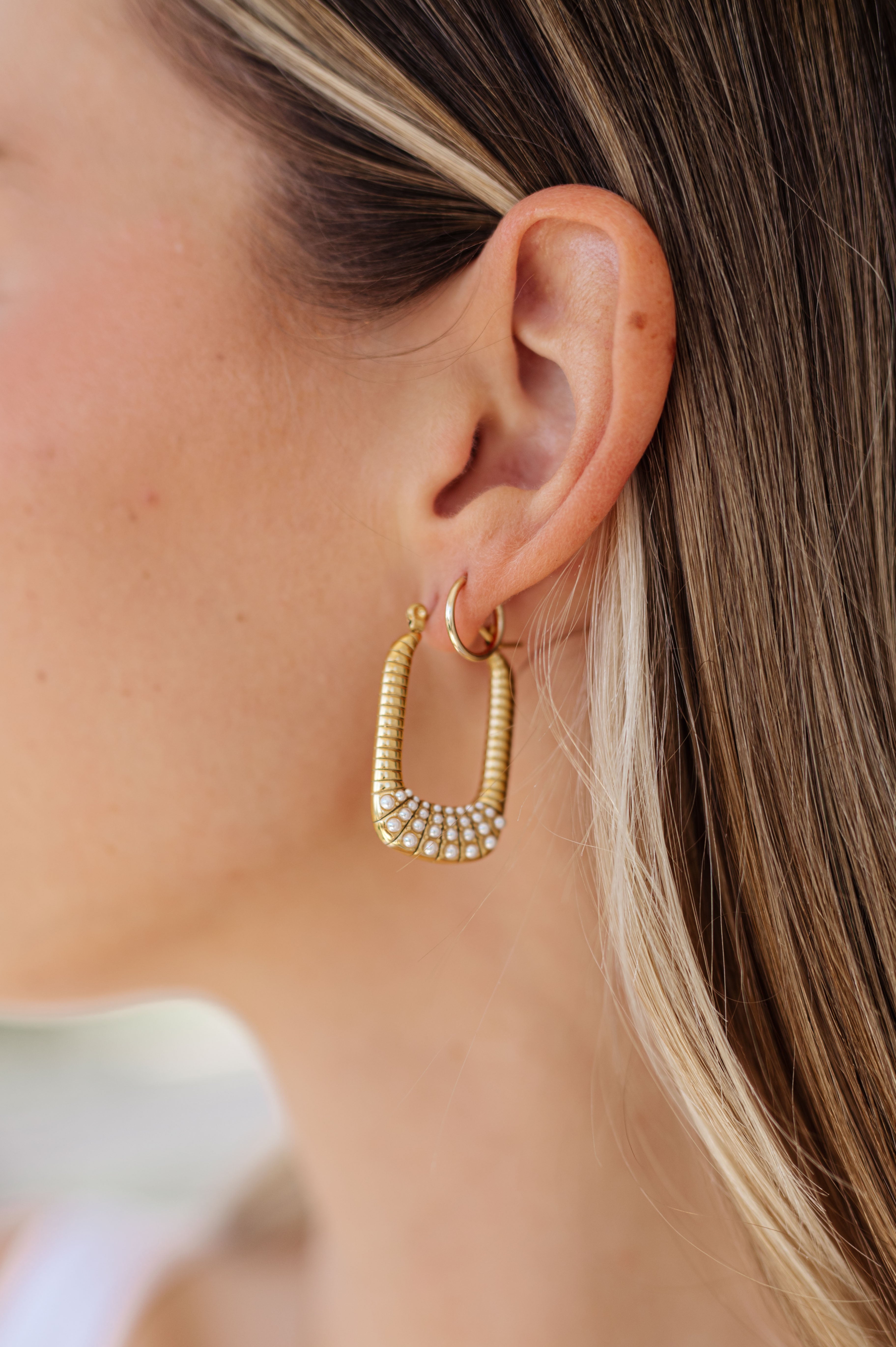 DropDropPearlAccentEarrings6